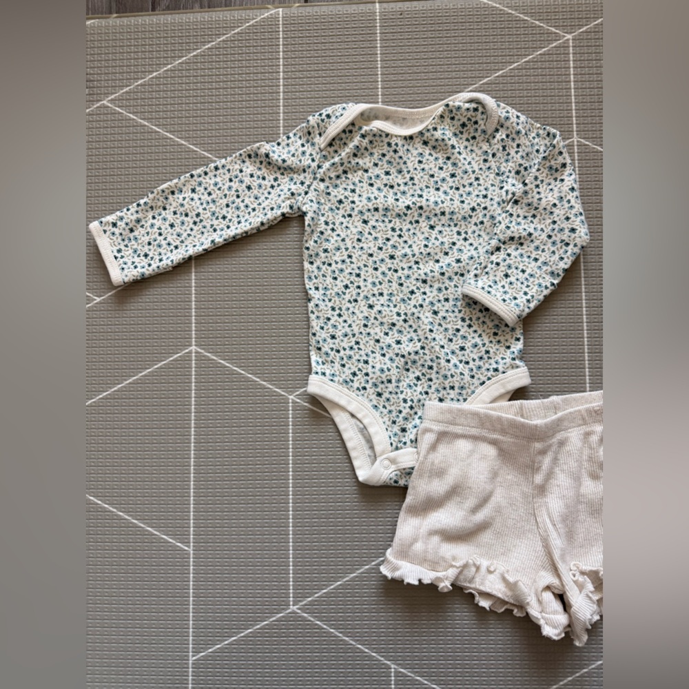 Carters|Baby girl neutral outfit in ditsy floral bodysuit & cream ribbed shorts•